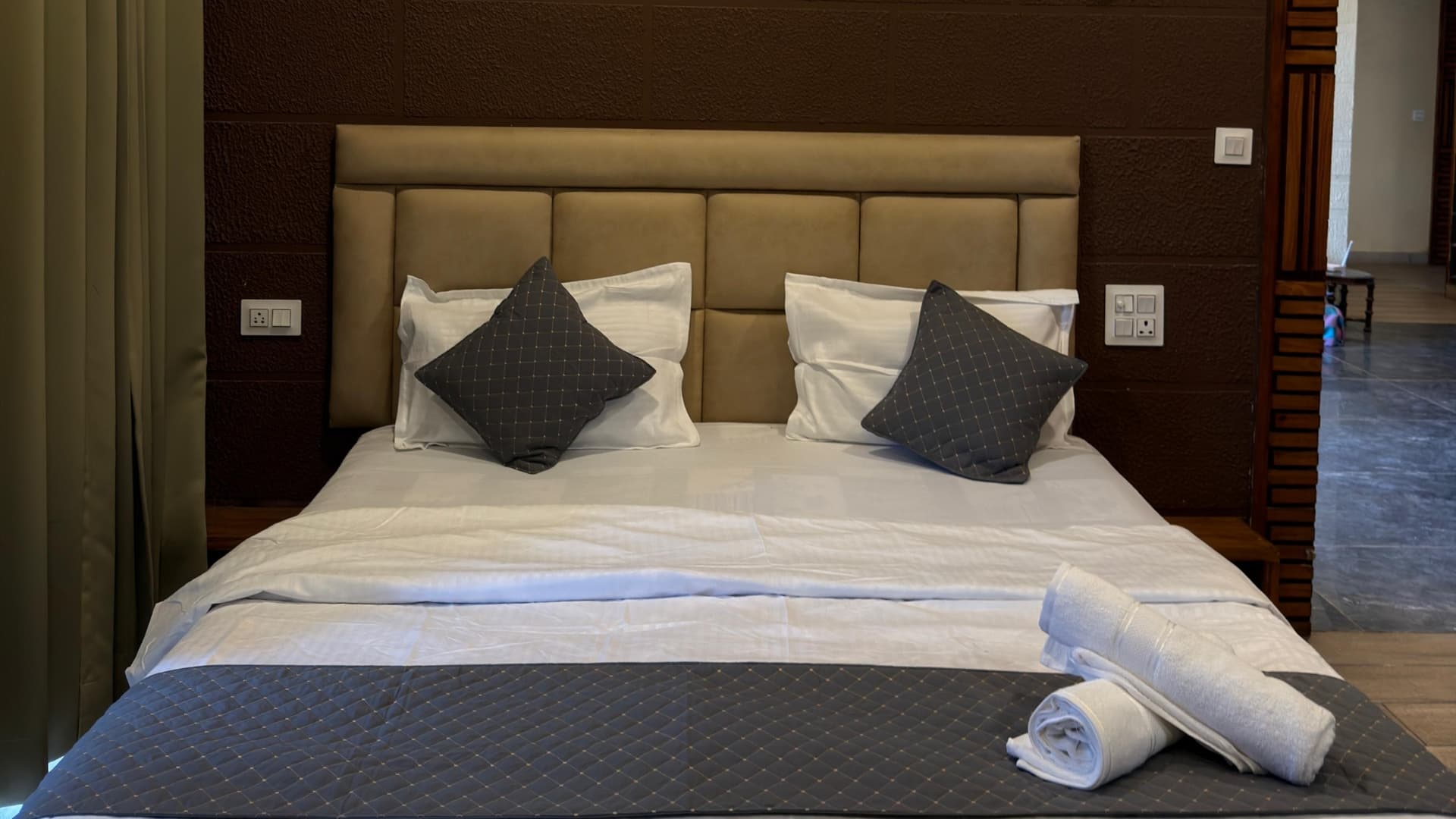 Master bedroom at the Wanderer Stays Hill Crest Kasauli 2BHK apartment in Kasauli