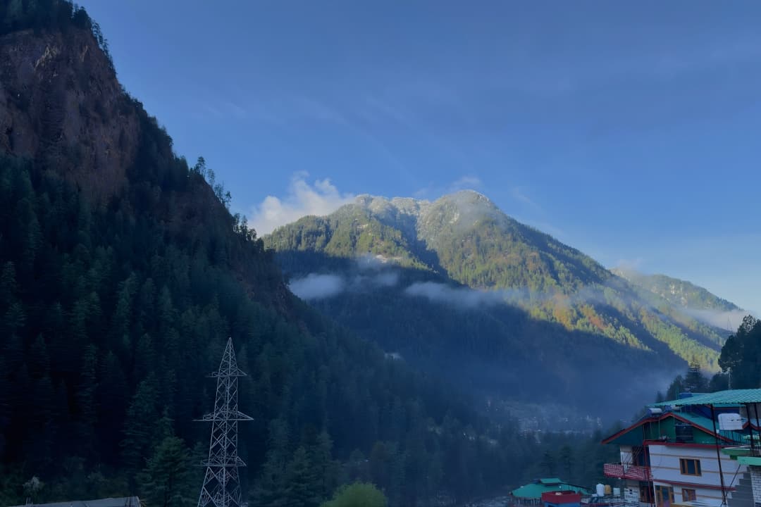Wanderer Stays Kasol - Luxury mountain homestay with panoramic Parvati Valley balcony view and Himalayan peaks in Choj Village
