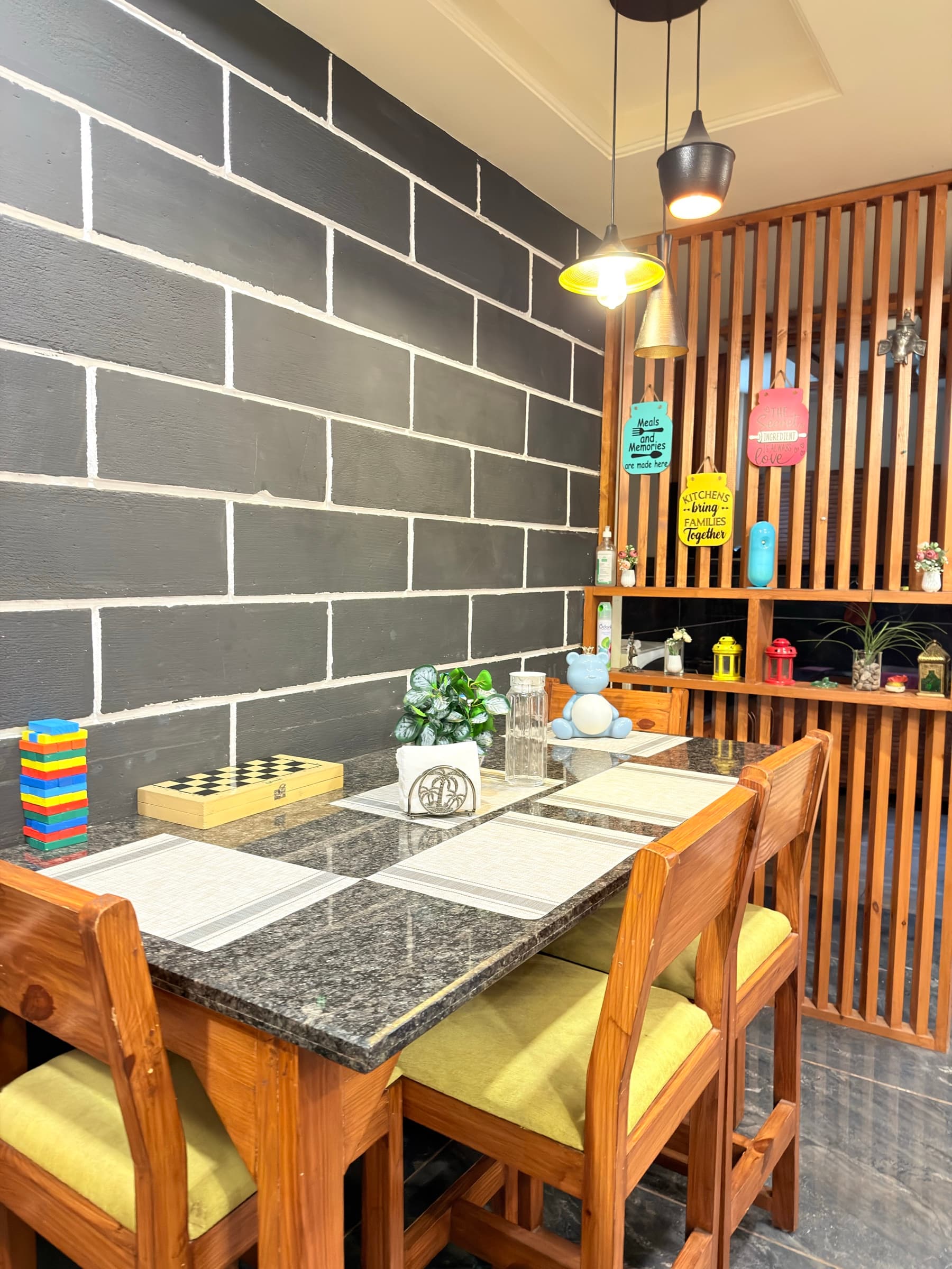 The dining nook at Wanderer Stays Kasauli