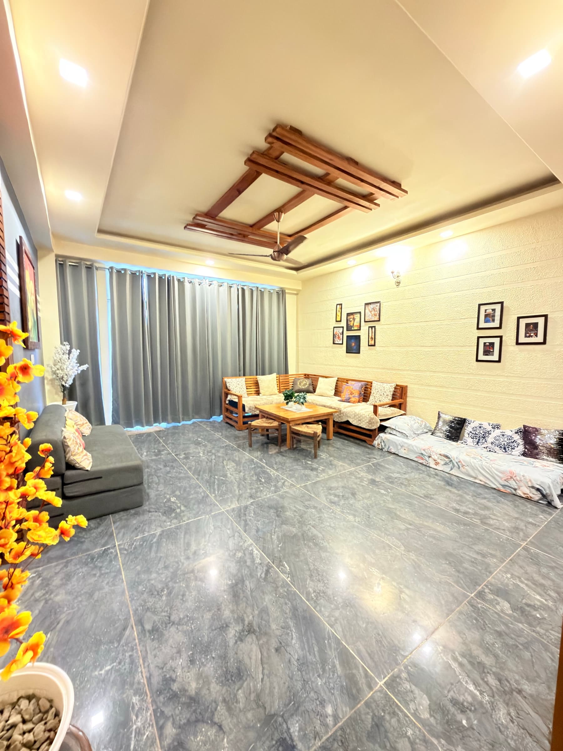 The living room at Wanderer Stays Kasauli