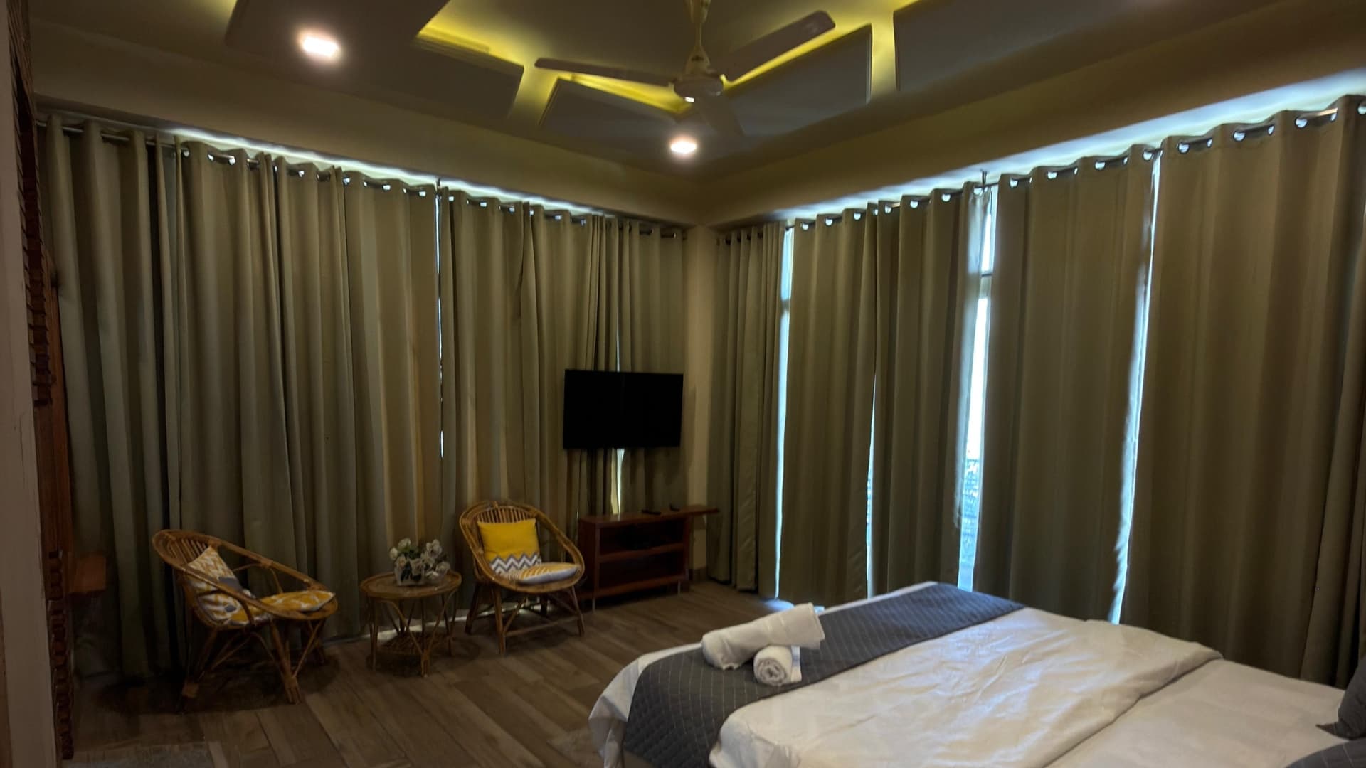 The master bedroom at Wanderer Stays Kasauli