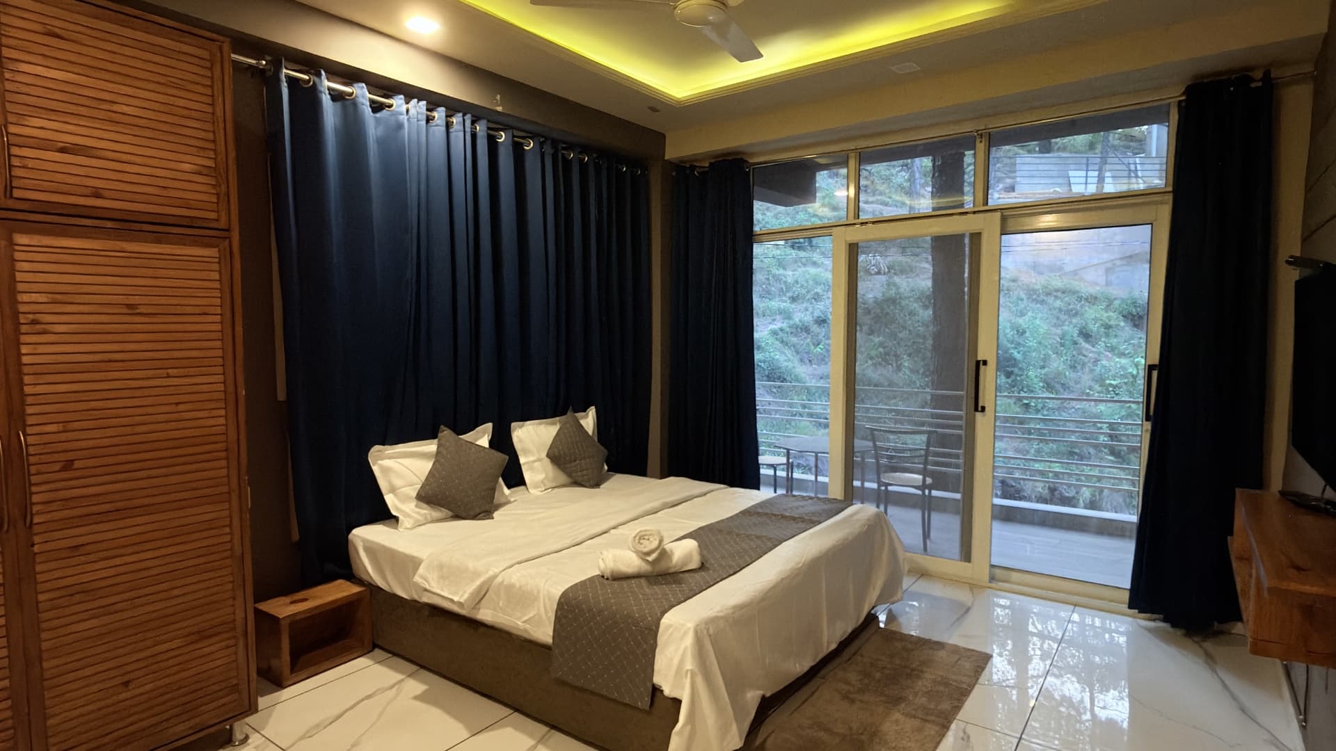 The second bedroom at Wanderer Stays Kasauli